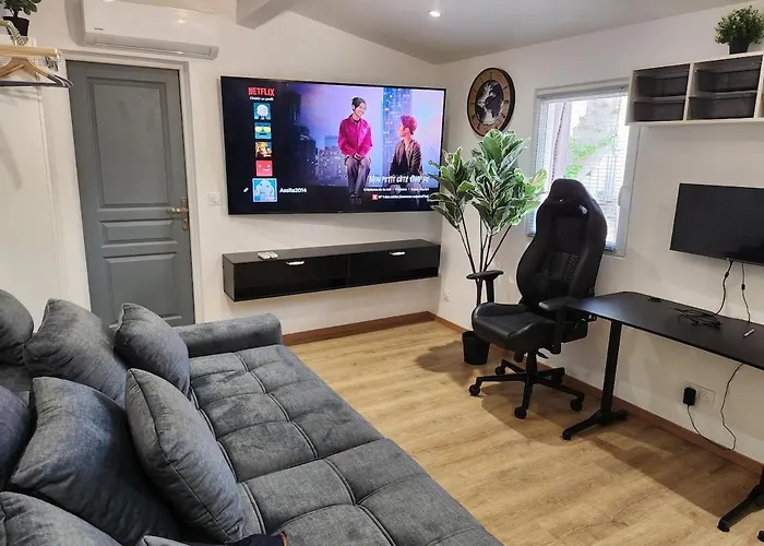 A Moins De 10 Minutes De La Cite Medievale De